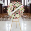 corona-funebre-para-mujer_floresfunebresdf-dot-mx Corona funebre para mujer, diseñada con elegancia y sensibilidad para rendir un homenaje lleno de respeto y amor.