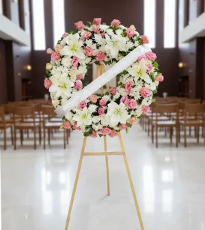 Corona funebre para mujer, diseñada con elegancia y sensibilidad para rendir un homenaje lleno de respeto y amor.