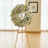 Nuestro servicio de coronas fúnebres envío express garantiza entregas rápidas y puntuales, para que tu mensaje de pésame llegue a tiempo. Atención profesional, pedidos fáciles y entrega a domicilio en funerarias y panteones