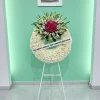 Corona fúnebre premium con rosas, diseñada para rendir un homenaje elegante y significativo,envios rápidos de 1 a 3 horas.