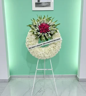 Corona fúnebre premium con rosas, diseñada para rendir un homenaje elegante y significativo,envios rápidos de 1 a 3 horas.