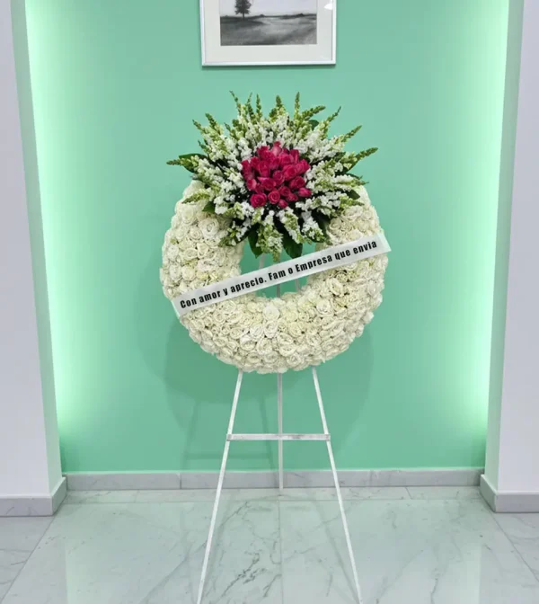 Corona fúnebre premium con rosas, diseñada para rendir un homenaje elegante y significativo,envios rápidos de 1 a 3 horas.