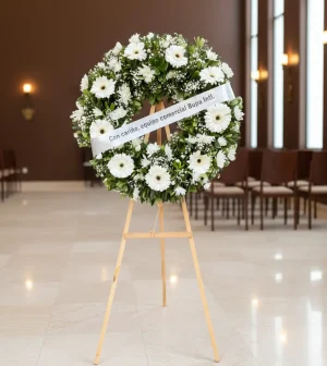 Corona para funeral chica, ideal para expresar tu más sentido pésame con un detalle sobrio y elegante.