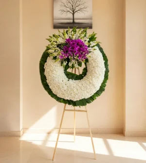 orona fúnebre con orquídeas, una opción sofisticada y elegante para rendir un homenaje especial.