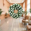 Ofrecemos corona de flores para muerto con crisantemos en diferentes tamaños y estilos, con atención profesional y entrega puntual