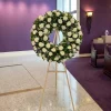 Corona de flores para muerto con crisantemos, una opción tradicional y significativa para expresar respeto y condolencias.