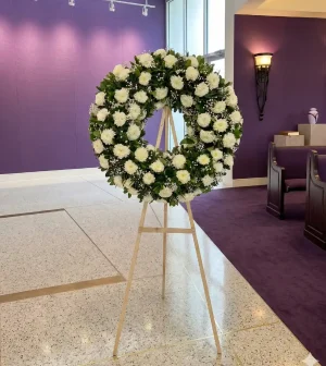 Corona de flores para muerto con crisantemos, una opción tradicional y significativa para expresar respeto y condolencias.
