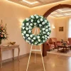 Corona de flores para muerto con crisantemos, una opción tradicional y respetuosa para expresar condolencias sinceras